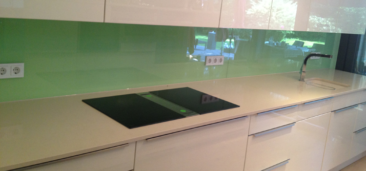 Strahlende Küchen erzielen Sie mit unserer Glasrückwand