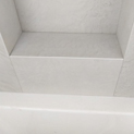 Ablagen im Badezimmer aus XXL Keramikfliesen